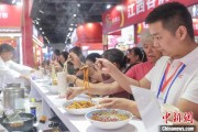 梦见光头“嗦粉”经济火热 中国多地“食力”出圈